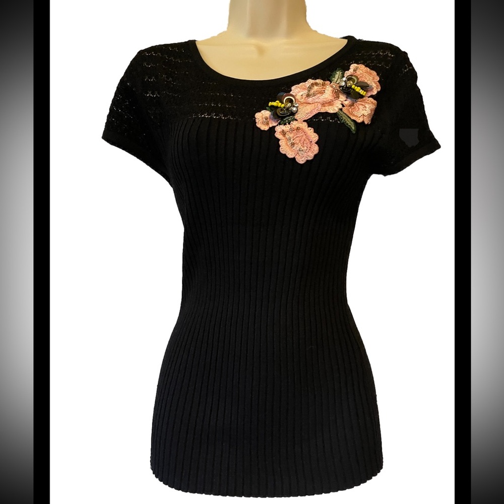 BLACK SHORT SLEEVE TOP WITH PINK JEWELED FLOWER INTERNATIONAL CONCEPTS small NWT